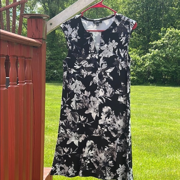 LORD AND TAYLOR Floral Black and White Dress - Picture 13 of 15
